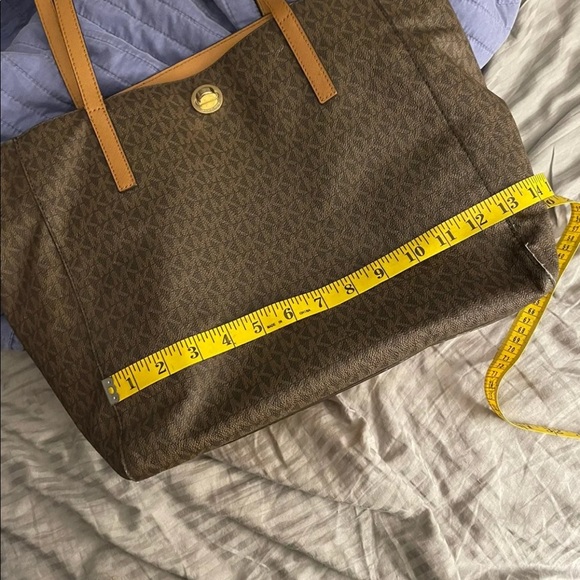AUTHENTIC 💯% Michael Kors Large Tote - Picture 3 of 12